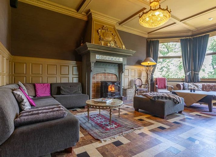 Attraktives Schlafzimmer im Ferienhaus Boeckhaege, Ronse, Ostflandern, mit rustikalen Holzbalken und Walddruck an der Wand.