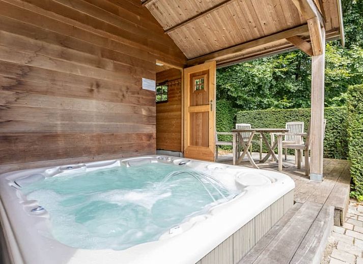 Attraktives Schlafzimmer im Ferienhaus Boeckhaege, Ronse, Ostflandern, mit rustikalen Holzbalken und Walddruck an der Wand.