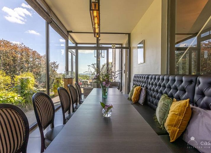 Attraktives Schlafzimmer im Ferienhaus Boeckhaege, Ronse, Ostflandern, mit rustikalen Holzbalken und Walddruck an der Wand.