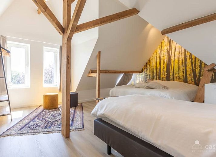 Entspannender Jacuzzi auf der Terrasse des Ferienhauses Boeckhaege, Ronse, Ostflandern, mit Holzueberdachung.