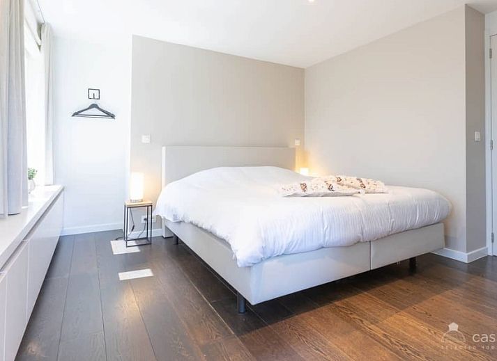 Entspannender Jacuzzi auf der Terrasse des Ferienhauses Boeckhaege, Ronse, Ostflandern, mit Holzueberdachung.