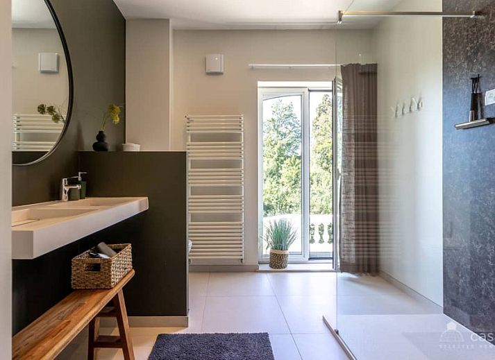 Entspannender Jacuzzi auf der Terrasse des Ferienhauses Boeckhaege, Ronse, Ostflandern, mit Holzueberdachung.