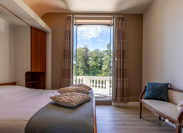 Entspannender Jacuzzi auf der Terrasse des Ferienhauses Boeckhaege, Ronse, Ostflandern, mit Holzueberdachung.