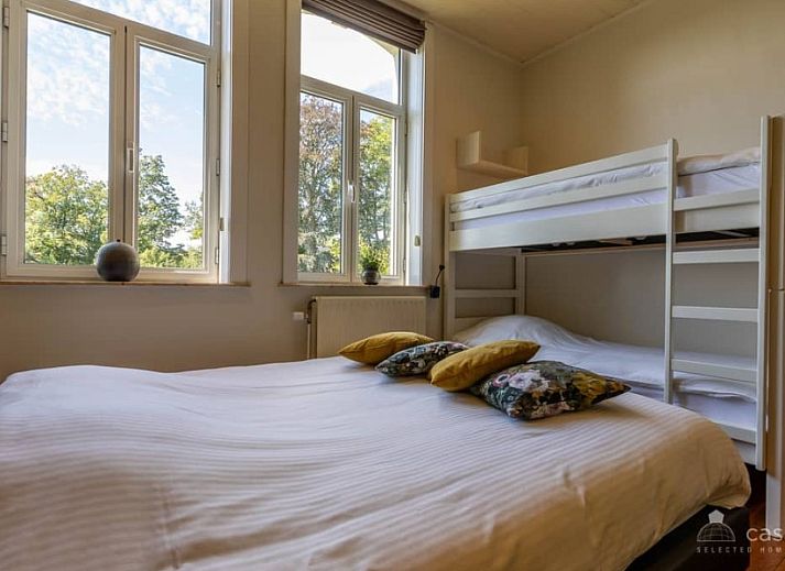 Entspannender Jacuzzi auf der Terrasse des Ferienhauses Boeckhaege, Ronse, Ostflandern, mit Holzueberdachung.