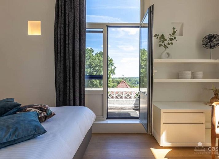 Elegantes Esszimmer im Ferienhaus Boeckhaege, Ronse, Ostflandern, mit Panoramablick und stilvoller Einrichtung.