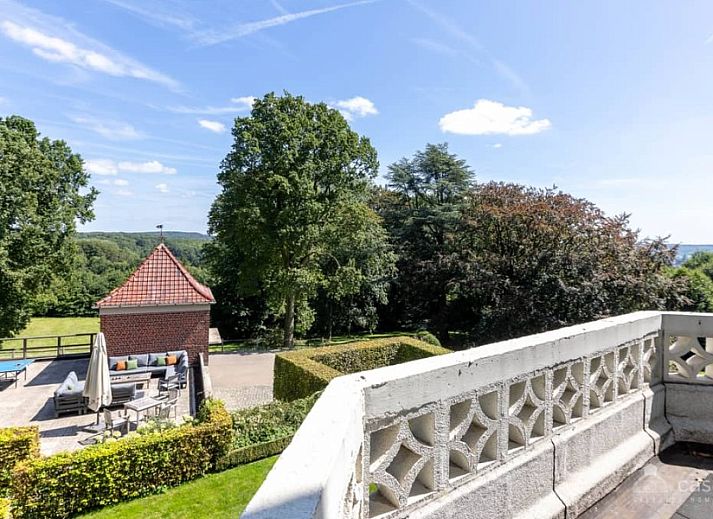 Elegantes Esszimmer im Ferienhaus Boeckhaege, Ronse, Ostflandern, mit Panoramablick und stilvoller Einrichtung.