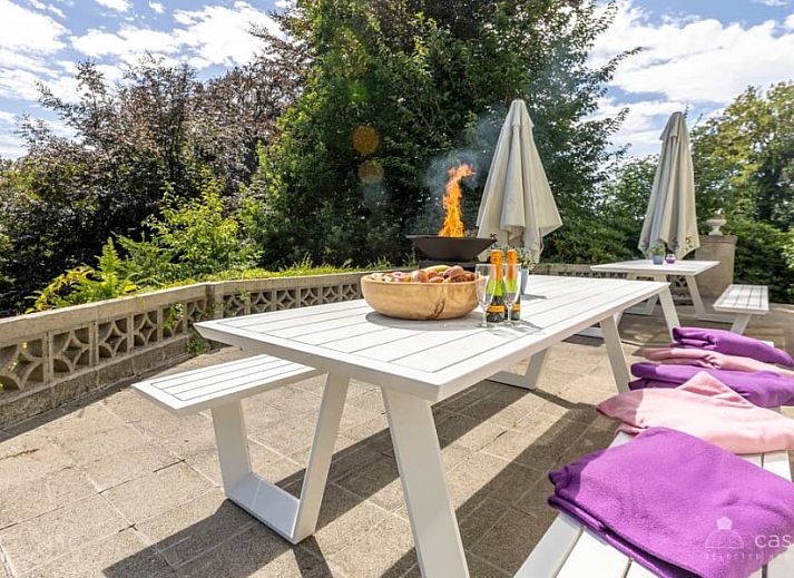 Elegantes Esszimmer im Ferienhaus Boeckhaege, Ronse, Ostflandern, mit Panoramablick und stilvoller Einrichtung.