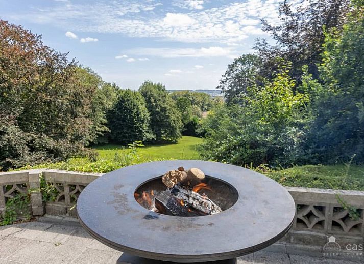 Elegantes Esszimmer im Ferienhaus Boeckhaege, Ronse, Ostflandern, mit Panoramablick und stilvoller Einrichtung.