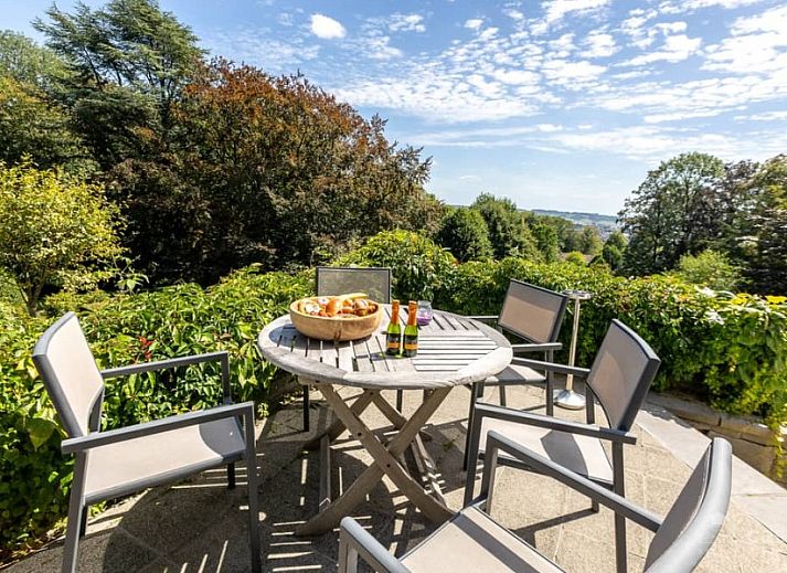 Elegantes Esszimmer im Ferienhaus Boeckhaege, Ronse, Ostflandern, mit Panoramablick und stilvoller Einrichtung.