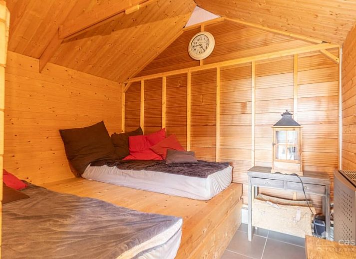 Schickes Wohnzimmer mit klassischen Details im Ferienhaus Boeckhaege, Ronse, Ostflandern, mit warmer Atmosphaere.