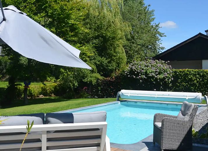 Geniessen Sie den ruhigen Garten und den Pool bei "'t BOSZICHT", einem charmanten Bungalow in Ronse, Ostflandern, Belgien.