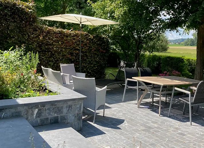 Geniessen Sie den ruhigen Garten und den Pool bei "'t BOSZICHT", einem charmanten Bungalow in Ronse, Ostflandern, Belgien.