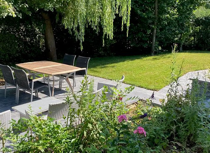 Geniessen Sie den ruhigen Garten und den Pool bei "'t BOSZICHT", einem charmanten Bungalow in Ronse, Ostflandern, Belgien.