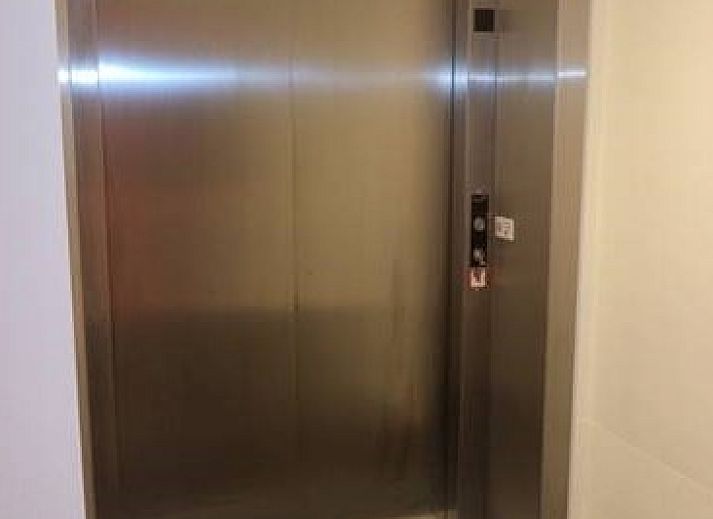 Heller Essbereich im Ferienhaus DE KLEPPE in Brakel, Ostflandern, mit langen Tischen und viel Tageslicht.