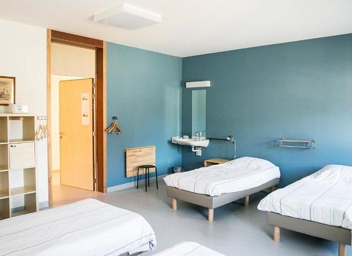 Heller Essbereich im Ferienhaus DE KLEPPE in Brakel, Ostflandern, mit langen Tischen und viel Tageslicht.