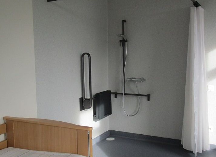 Heller Essbereich im Ferienhaus DE KLEPPE in Brakel, Ostflandern, mit langen Tischen und viel Tageslicht.