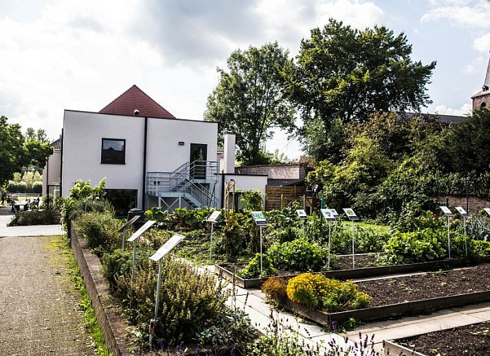 Modernes Wohnzimmer mit bequemen Sitzgelegenheiten im Ferienhaus DE KLEPPE in Brakel, Ostflandern.