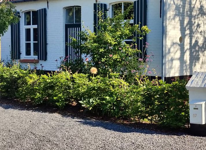 Cottage in Gavere Dikkelvenne, Ferienhaus in Dikkelvenne, Ostflandern, mit charmanter weisser Fassade und gruener Umgebung.