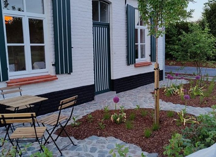 Cottage in Gavere Dikkelvenne, Ferienhaus in Dikkelvenne, Ostflandern, mit charmanter weisser Fassade und gruener Umgebung.