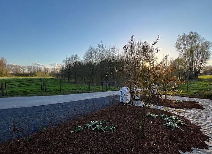 Cottage in Gavere Dikkelvenne, Ferienhaus in Dikkelvenne, Ostflandern, mit charmanter weisser Fassade und gruener Umgebung.