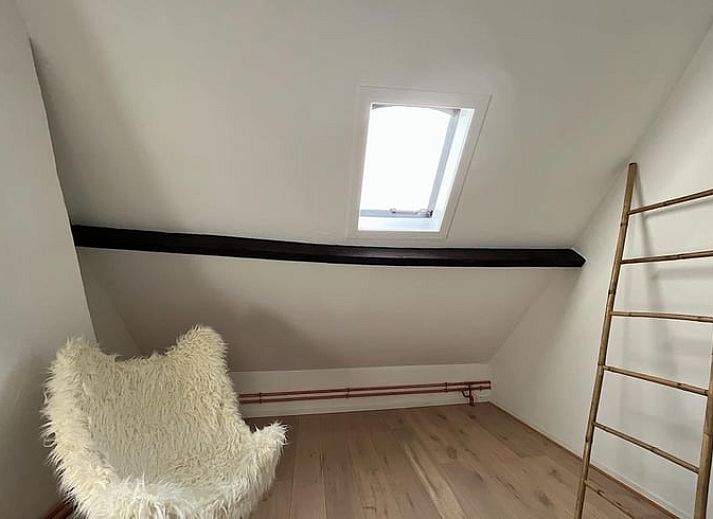 Gemuetliche Terrasse am Ferienhaus in Gavere Dikkelvenne, Ferienhaus in Dikkelvenne, Ostflandern, mit Holzstuehlen und Gruenpflanzen.