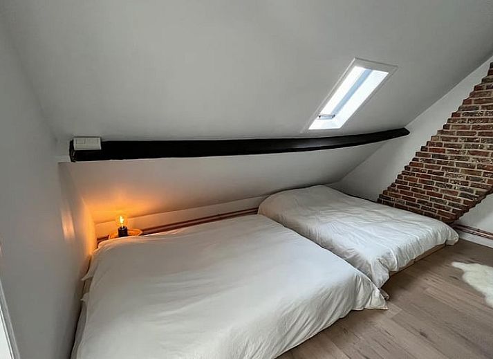 Rustikales Ferienhaus in Gavere Dikkelvenne, Dikkelvenne, Ostflandern, mit traditionellen Dachziegeln und umliegendem Garten.