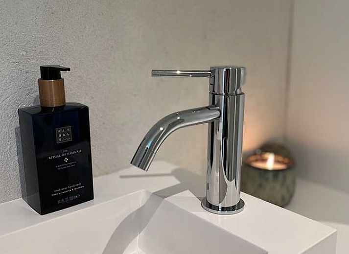 Rustikales Ferienhaus in Gavere Dikkelvenne, Dikkelvenne, Ostflandern, mit traditionellen Dachziegeln und umliegendem Garten.