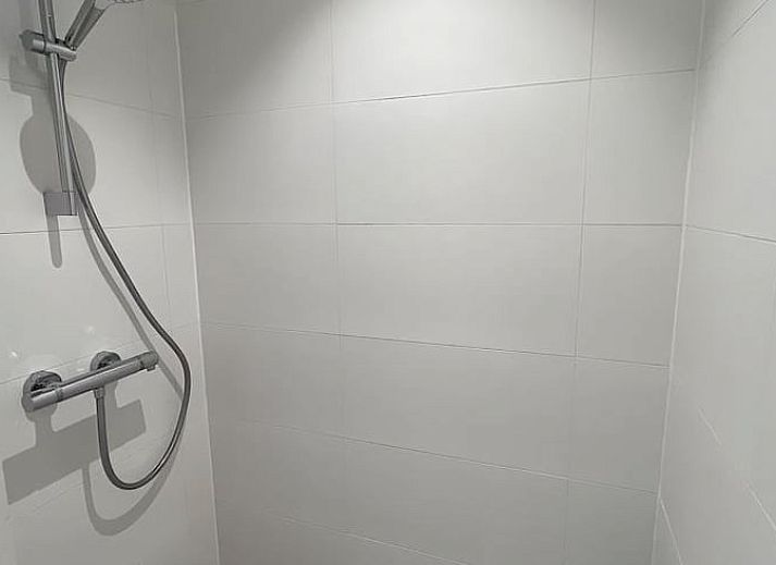 Rustikales Ferienhaus in Gavere Dikkelvenne, Dikkelvenne, Ostflandern, mit traditionellen Dachziegeln und umliegendem Garten.