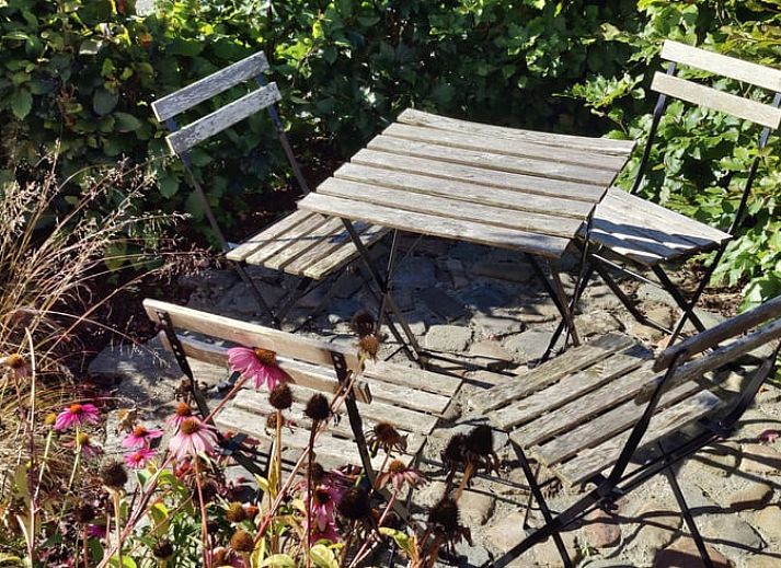 Rustikales Ferienhaus in Gavere Dikkelvenne, Dikkelvenne, Ostflandern, mit traditionellen Dachziegeln und umliegendem Garten.