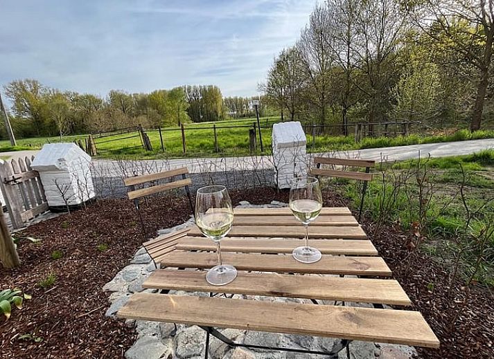 Rustikales Ferienhaus in Gavere Dikkelvenne, Dikkelvenne, Ostflandern, mit traditionellen Dachziegeln und umliegendem Garten.