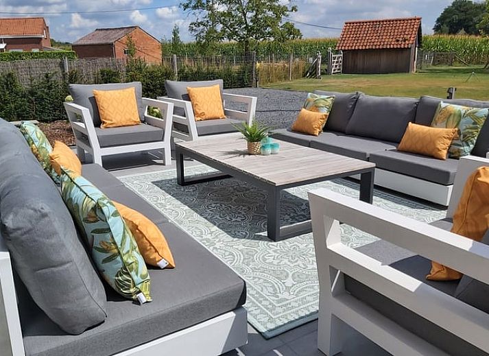 Ferienhaus in Merendree in Ostflandern, Belgien, umgeben von gruener Natur und charmanter Architektur.