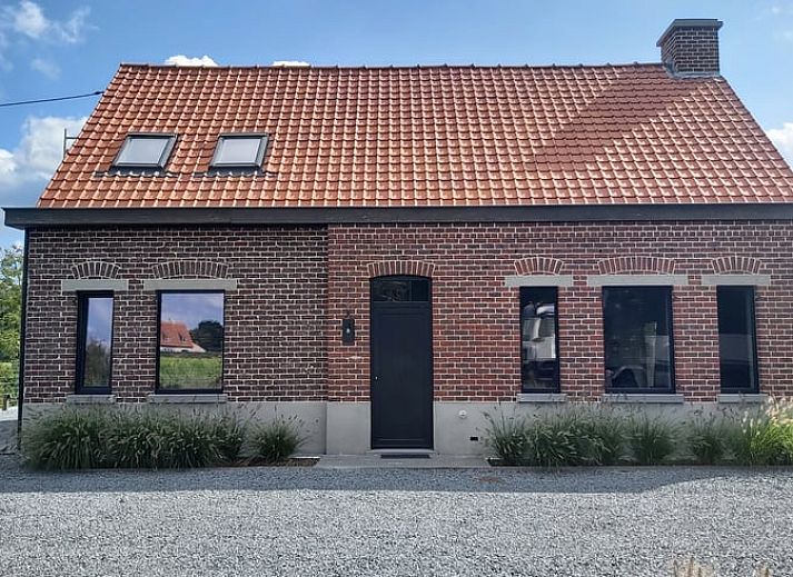 Ferienhaus in Merendree in Ostflandern, Belgien, umgeben von gruener Natur und charmanter Architektur.