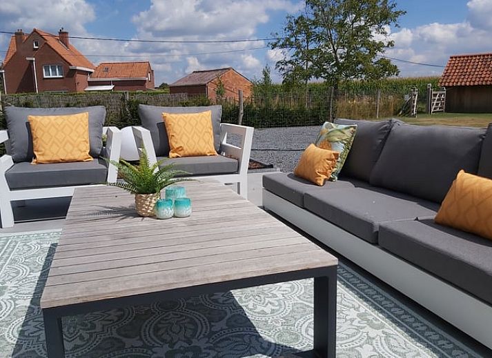 Modernes Wohnzimmer eines Ferienhauses in Merendree, Ostflandern, mit stilvoller Einrichtung und gemuetlicher Atmosphaere.