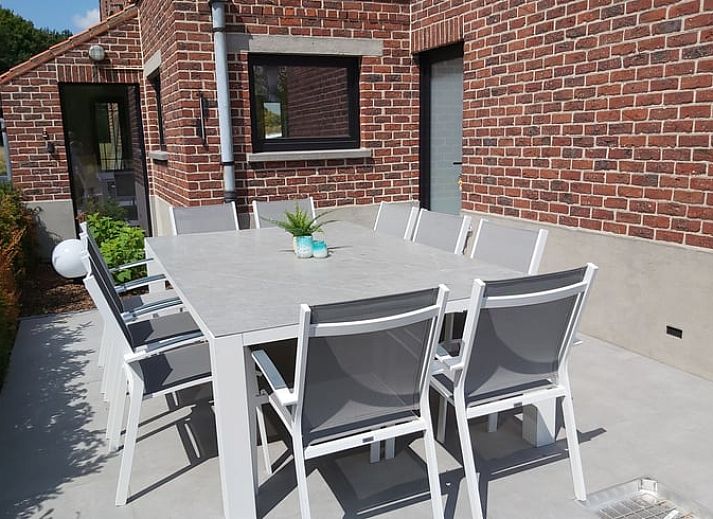 Modernes Wohnzimmer eines Ferienhauses in Merendree, Ostflandern, mit stilvoller Einrichtung und gemuetlicher Atmosphaere.