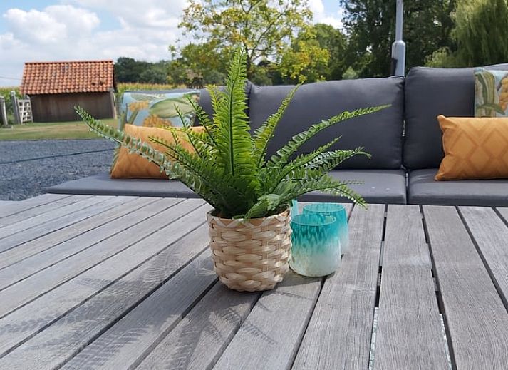 Modernes Wohnzimmer eines Ferienhauses in Merendree, Ostflandern, mit stilvoller Einrichtung und gemuetlicher Atmosphaere.