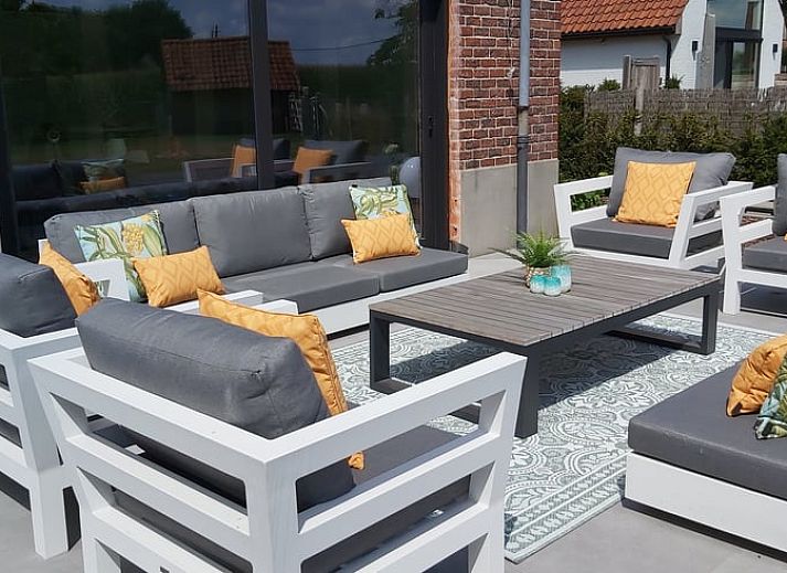 Modernes Wohnzimmer eines Ferienhauses in Merendree, Ostflandern, mit stilvoller Einrichtung und gemuetlicher Atmosphaere.