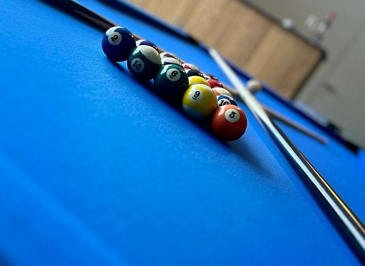 Geraeumige Terrasse des Ferienhauses in Merendree, Ostflandern, mit bequemen Sitzgelegenheiten und Gartenblick.