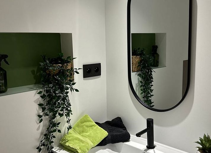 Geraeumige Terrasse des Ferienhauses in Merendree, Ostflandern, mit bequemen Sitzgelegenheiten und Gartenblick.