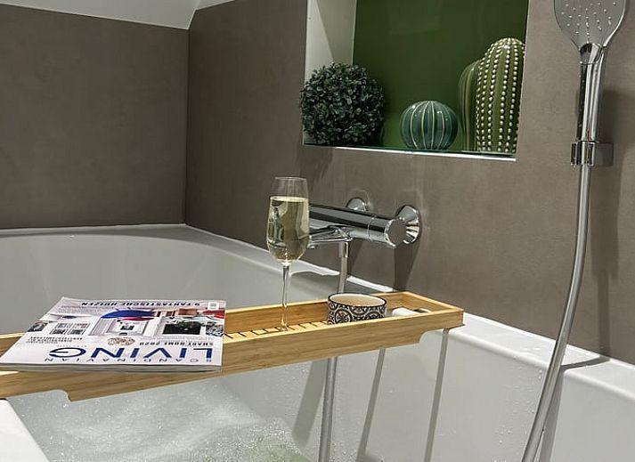 Geraeumige Terrasse des Ferienhauses in Merendree, Ostflandern, mit bequemen Sitzgelegenheiten und Gartenblick.