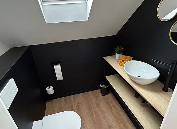 Vorderansicht des Ferienhauses in Merendree, Ostflandern, mit traditioneller Backsteinarchitektur und gruener Umgebung.