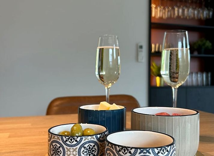 Vorderansicht des Ferienhauses in Merendree, Ostflandern, mit traditioneller Backsteinarchitektur und gruener Umgebung.