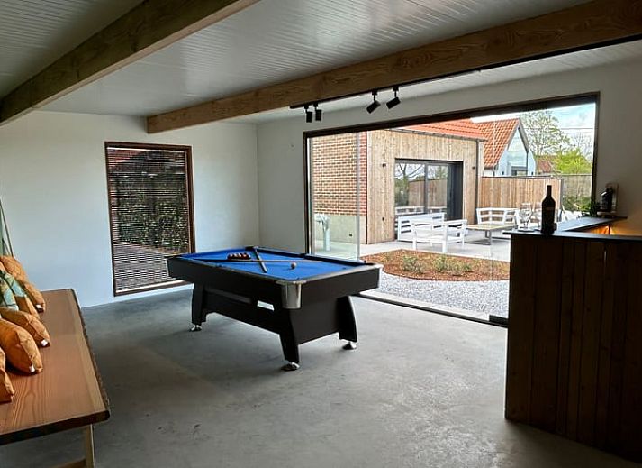 Vorderansicht des Ferienhauses in Merendree, Ostflandern, mit traditioneller Backsteinarchitektur und gruener Umgebung.