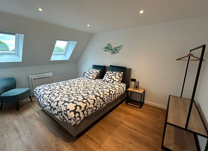 Vorderansicht des Ferienhauses in Merendree, Ostflandern, mit traditioneller Backsteinarchitektur und gruener Umgebung.