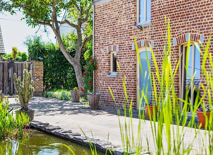 Bedroom in Quanto A vacation home in Geetbets, Flemish Brabant with skylight and comfortable bed.