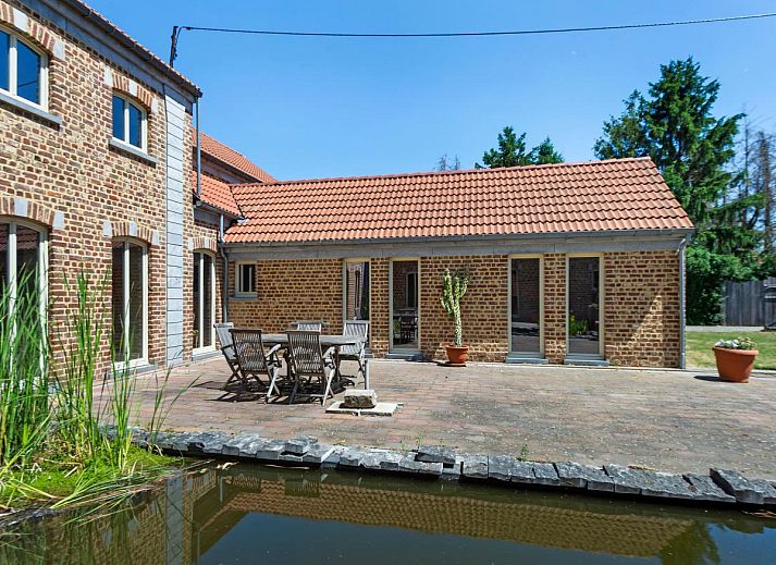Bedroom in Quanto A vacation home in Geetbets, Flemish Brabant with skylight and comfortable bed.