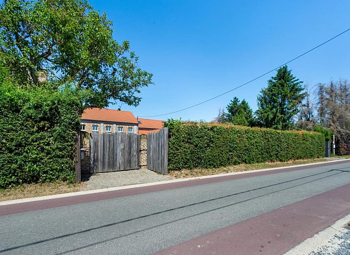 Bedroom in Quanto A vacation home in Geetbets, Flemish Brabant with skylight and comfortable bed.