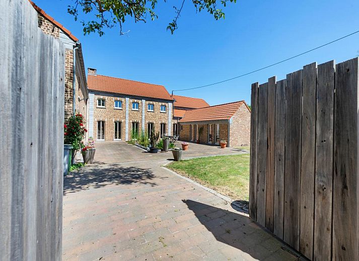 Bedroom in Quanto A vacation home in Geetbets, Flemish Brabant with skylight and comfortable bed.