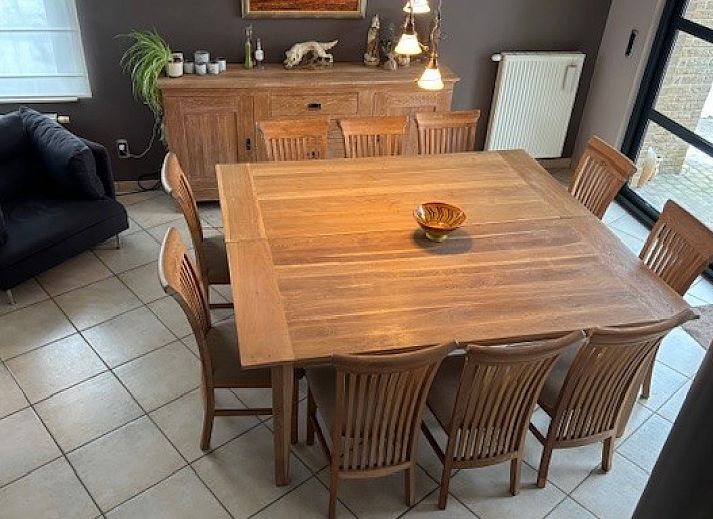Groene tuin met terras bij vakantiehuis Wilgentuin in Bekkevoort, Vlaams-Brabant, ideaal voor ontspanning.