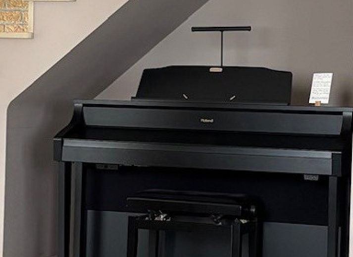 Eetkamer van Wilgentuin in Bekkevoort, Vlaams-Brabant met houten tafel en warme sfeer.