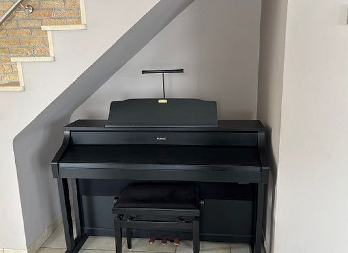 Eetkamer van Wilgentuin in Bekkevoort, Vlaams-Brabant met houten tafel en warme sfeer.
